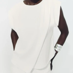 Vit topp zara - Vit topp från zara. Knappt använd. Storlek L, men passar mindre. 