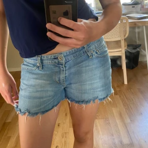 Levis shorts - Säljer dessa tvär snygga shortsen från Levis. Lågmidjade och super sköna💕