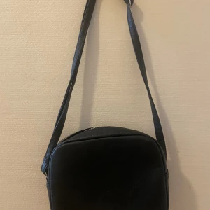 Svart väska - Den är i bra skick och har inga märken eller repor