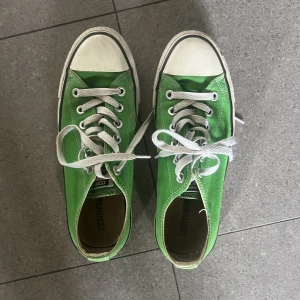 Gröna converse - Coola converse perfekt till sommaren i storlek 39 💚💚mycket bra skick  Kan mötas upp i Stockholm eller posta 🌸 Jag är öppen för lägre bud!