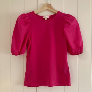 Rosa topp - Säljer en jättefin rosa topp från Hm, passar perfekt nu i sommar. Skriv för fler bilder💞