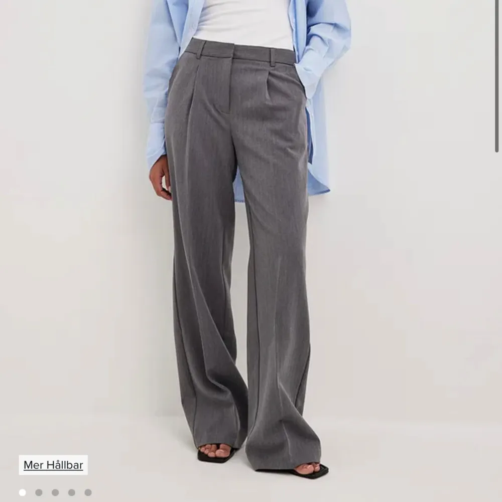 Supersnygga kostymbyxor från NAKD som är helt nya med etikett kvar. Säljer för köpte fel storlek!. Jeans & Byxor.