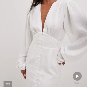 Studentklänning - Säljes då jag köpt en annan! Aldrig använd o lappen sitter kvar!