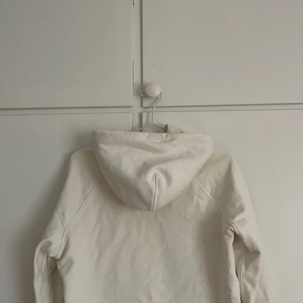 Fin vit hoodie från Levis! Kommer ej till användning längre, hör av dig ifall du vill ha bättre bilder på den🫶🏼 hoodien har inga defekter bortsett från att den är väldigt skrynklig på bild😄. Hoodies.