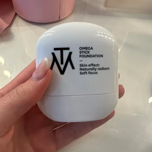 Bronzer - Mörk foundation. Superfin att använda som bronzer, använd 3 ggr, men jag gillar Anastasias mer. Mörk, typ som ”Milks bronzerstick i färgen Blaze” Från Makethemake Nypris 279 kr