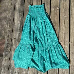 Jättefin kjol från zara i storlek M har andvändt Max 3ggr den har dock två fläckar men dom syns typ inte als💞 köpte den för 499 eller 599 inte säker💞