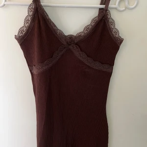 Klänning från hm  - Klänningen är oanvänd och är i storlek xxs 