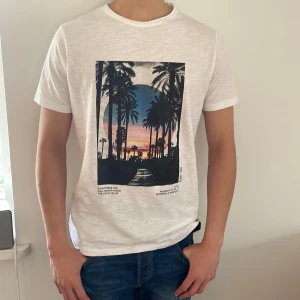 Laidback T-shirt  - Rebel T-shirt | 10/10 skick | nypris 850 - mitt pris 500 | model är 183 och 75kg | byten går | storlek S men sitter stort