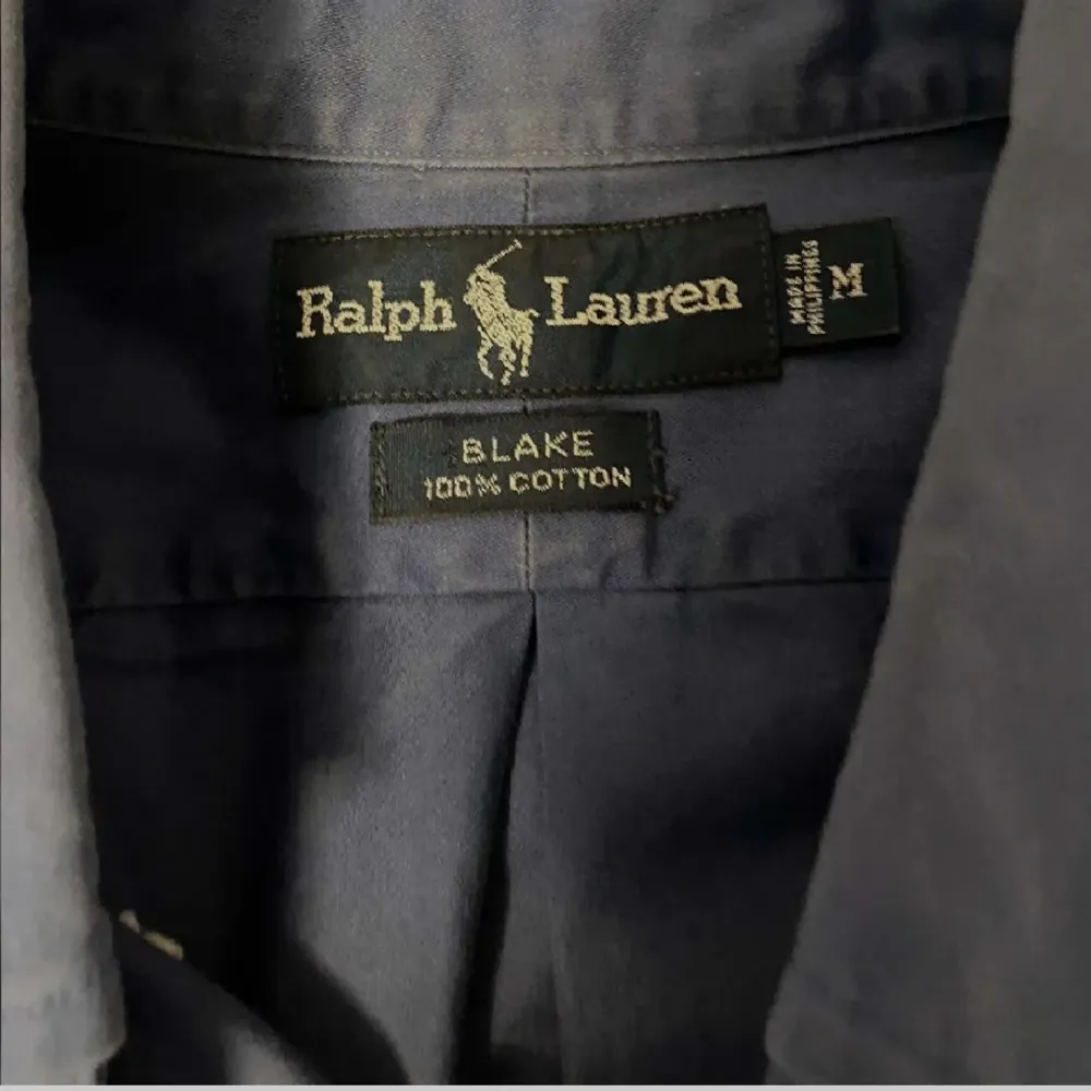 Ralph Lauren skjorta i tjockare material, perfekt till våren, Använd 1-2 gånger max. Kontakta för frågor 🙌. Skjortor.