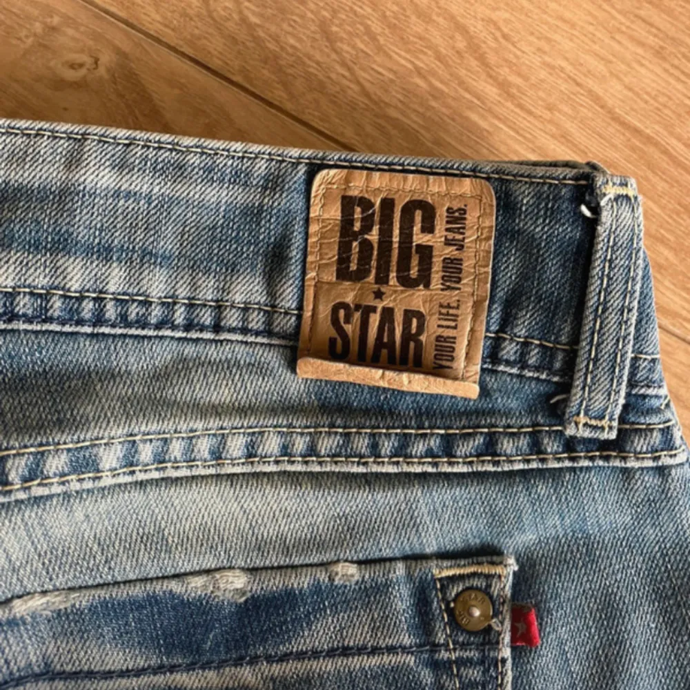 Supersnygga lågmidjade jeans från Bigstar. Midjemått:43cm x 2 Innerbenslängd: 84cm  Lårbredd rakt över:25cm  Bilderna är på min kompis som är ca 165-166 cm🌟❤️. Jeans & Byxor.