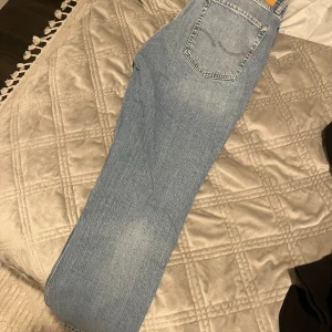 Oanvända Jack N Jones jeans - Helt oanvända jack n jones jeans, regular fit. Säljer pga fel storlek 