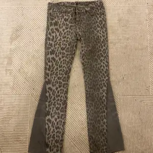 Säljer dessa så coola och unika leopardmönstrade jeansen som är utsvängda och lågmidjade 🐆🐆