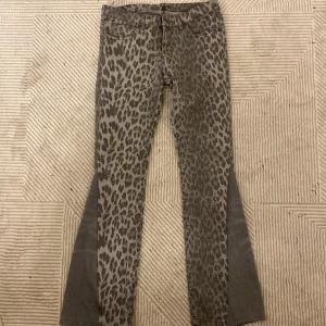 Lågmidjade utsvängda leopardjeans - Säljer dessa så coola och unika leopardmönstrade jeansen som är utsvängda och lågmidjade 🐆🐆