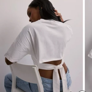 SÖKER ❗️ open back tie shirt - Söker denna tröja ifrån Nelly i vitt. Storlek XX-S