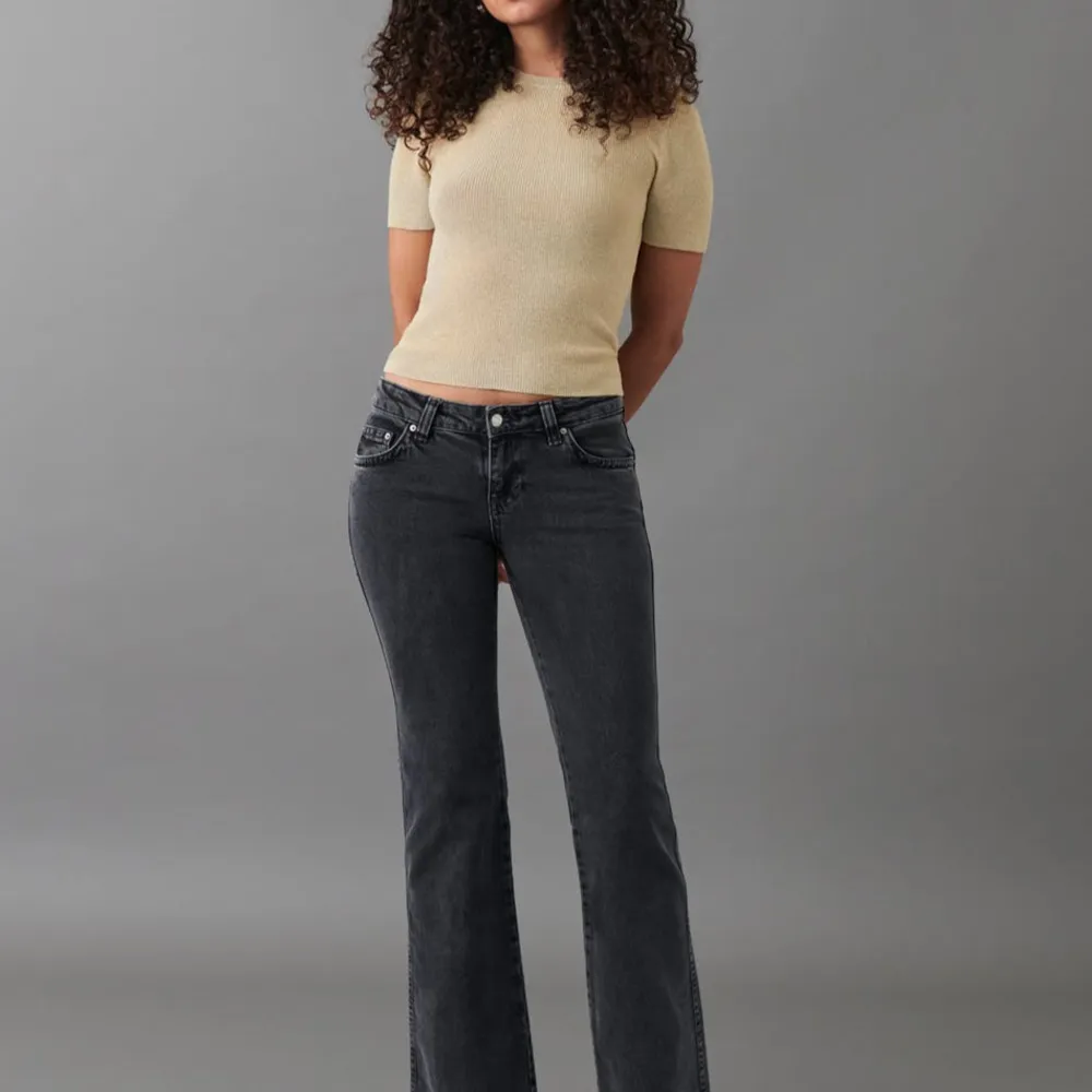 Super snygga Gina tricot jeans som är för stora för mig💘Jeansen har ganska låg midja och passar nog stl 36 också💕Jag har bara testat dem och köpte jeansen från deras hemsida men glömde att lämna tillbaka dem💗⚡️ Köpte för 499kr💘💘. Jeans & Byxor.