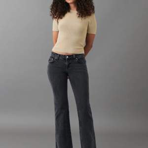 Super snygga Gina tricot jeans som är för stora för mig💘Jeansen har ganska låg midja och passar nog stl 36 också💕Jag har bara testat dem och köpte jeansen från deras hemsida men glömde att lämna tillbaka dem💗⚡️ Köpte för 499kr💘💘