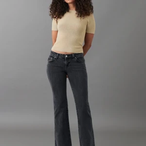 Snyggaste Jeansen!! - Super snygga Gina tricot jeans som är för stora för mig💘Jeansen har ganska låg midja och passar nog stl 36 också💕Jag har bara testat dem och köpte jeansen från deras hemsida men glömde att lämna tillbaka dem💗⚡️ Köpte för 499kr💘💘