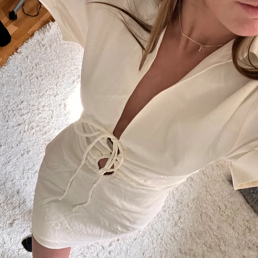Supersöt vit klänning perfekt till student mottagning eller bara till sommaren storlek xs passar mig bra som är mellan xs/s, aldrig använd med lapp kvar☺️. Klänningar.