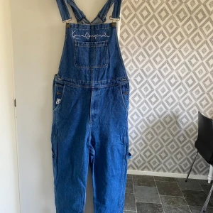 hängselbyxor karl kani - Storlek S. Stora i storleken. Använd 4 gånger.