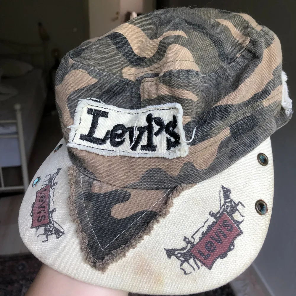 Vintage Levi’s keps i kamouflage 🙌 Den är lite fläckig och rostig eftersom den är rätt gammal men jag tycker det gör den ännu coolare 😎 Köpt second hand men aldrig använd av mig 💛Den är lite för liten nämligen (är dock justerbar) ✌️Pris kan diskuteras. Accessoarer.