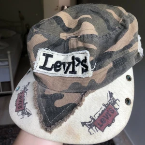 Vintage Levi’s keps - Vintage Levi’s keps i kamouflage 🙌 Den är lite fläckig och rostig eftersom den är rätt gammal men jag tycker det gör den ännu coolare 😎 Köpt second hand men aldrig använd av mig 💛Den är lite för liten nämligen (är dock justerbar) ✌️Pris kan diskuteras