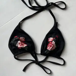 Säljer min snygga bikiniöverdel med broderade rosor. Fint skick 💓Saknar inläggen, men det kan man sätta i nya. Passar A/B/C-kupa då man kan dra ihop den. Säljs inte längre. Så fin! 🍓