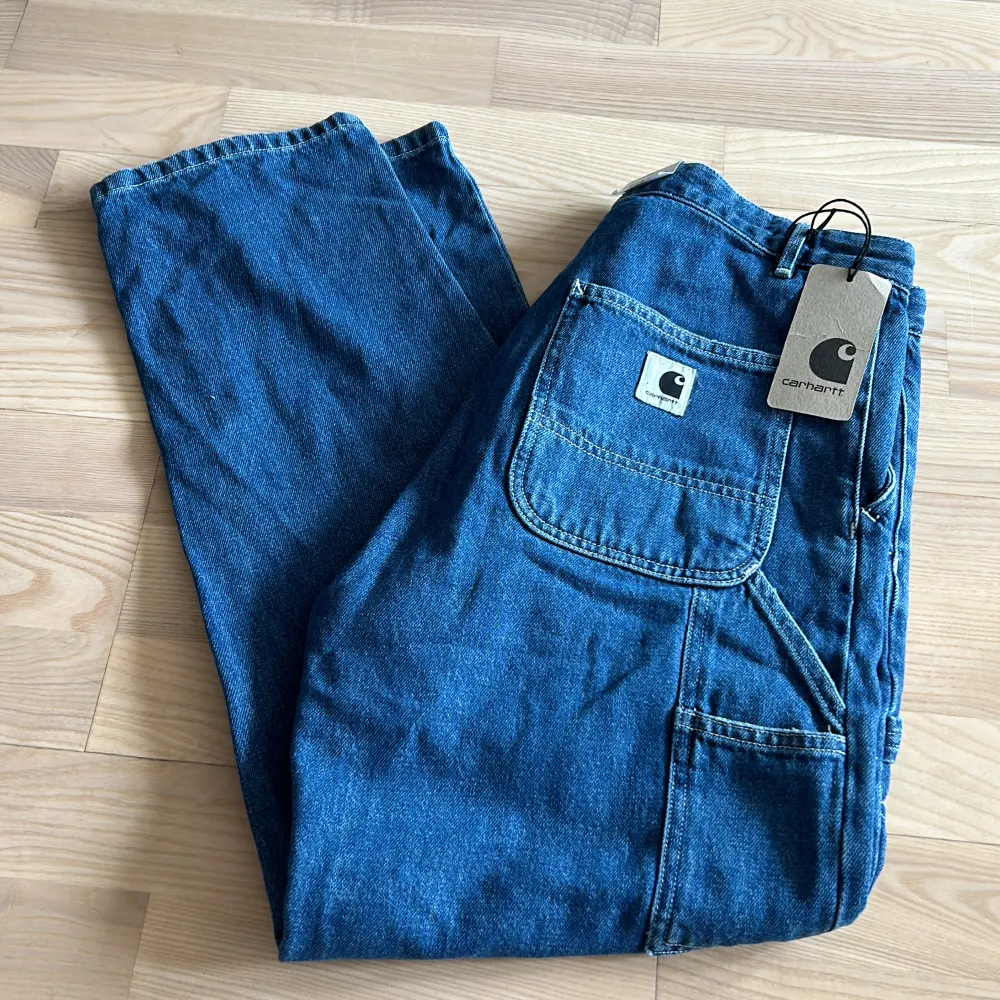 Jag säljer ett par helt nya blå carhartt jeans då de är för stora för mig. De är i RW/ Boyfrend modell W31 L00. . Jeans & Byxor.