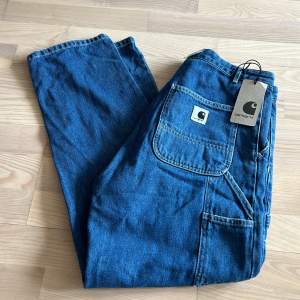 Jag säljer ett par helt nya blå carhartt jeans då de är för stora för mig. De är i RW/ Boyfrend modell W31 L00. 