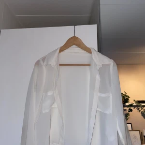 Vit blus - Vit skjorta/blus från vero moda, storlek s