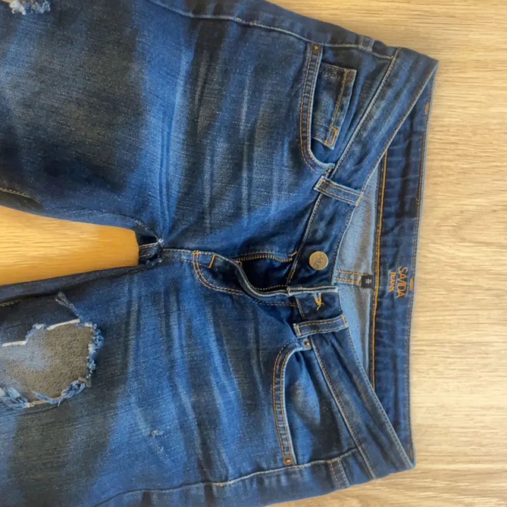 Säljer dessa skit snygga lågmidjade jeans då de inte kommer till användning och är lite för små!! Skriv privat för mått och mer bilder 💞. Jeans & Byxor.