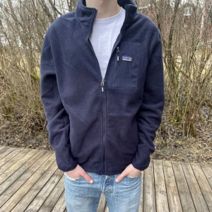 Patagonia fleece (nyskick) M - Säljer denna Patagonia fleecen , fin till våren eller hösten. Storlek M Pris eller byta kan vara intressant 🤝 Passar mellan 180-190