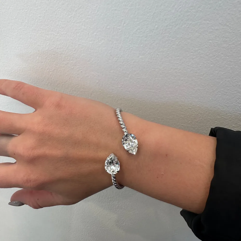 Säljer detta fina armband från Caroline Svedbom i färgen crystal/ rhodium 🤍de har inga defekter💛. Accessoarer.