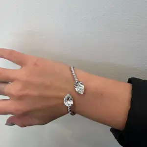 Säljer detta fina armband från Caroline Svedbom i färgen crystal/ rhodium 🤍de har inga defekter💛