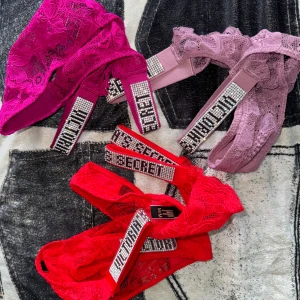 2 par Victorias secret trosor / string  - OBS! ENDAST DE ROSA & LILA KVAR! Säljer 2 st par oanvända Victorias secret trosor med diamanter, se mina andra annonser!✨💗 220kr/st Storlek M på alla men passar XS/S små i storleken. Oanvända såklart!❤️säljs tillsammans för 400 eller 220kr st. 