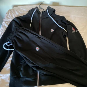 Moncler sett - Säljer mitt moncler sett * Bra skick * Inte använd mycket alls  * Storlek S * Passar både tjejer och killar Priset går att diskuteras vid snabb affär OBS - Bara byxor kvar 