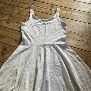 Söt och basic klänning till sommaren i storlek 146-152