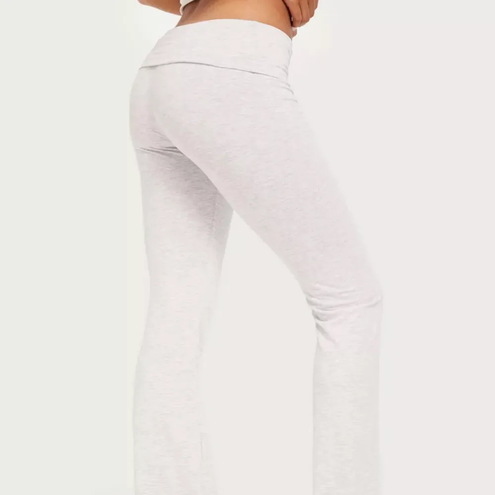 Säljer dessa lågmidjade byxorna som endast är använda några få gånger! Hör av dig om du vill ha fler bilder!🫶🏼. Jeans & Byxor.