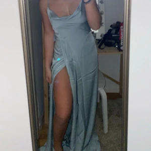 Balklänning - Säljer min balklänning, använd en gång. Sytt upp den så den passar perfekt för någon som är runt 160-165. 💕🧸 Kostar som ny runt 1000kr. 