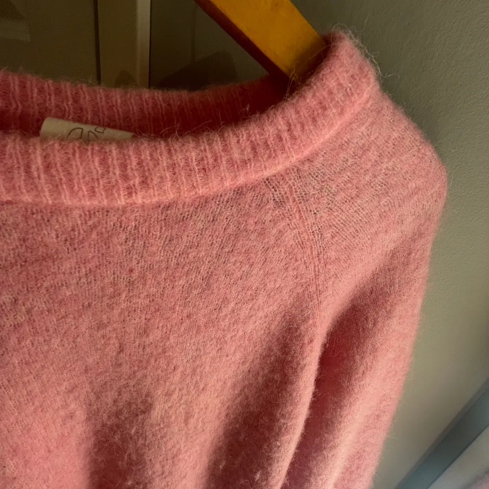 Jättefin rosa stickad tröja från Carin Wester som inte har några defekter och knappast använd! Är i cashmir och jättefin på! Köpt för 500kr☺️☺️. Tröjor & Koftor.