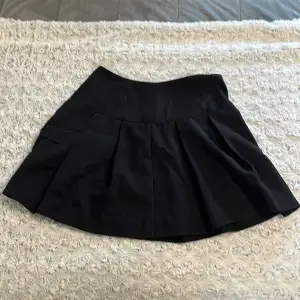 En fin svart kjol med dragkedja , super söt från hm endas använd 1 gång.  