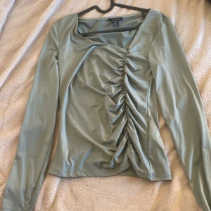 Fin grön tajt tröja - En grön tajt tröja med skönt material, använd en gång.