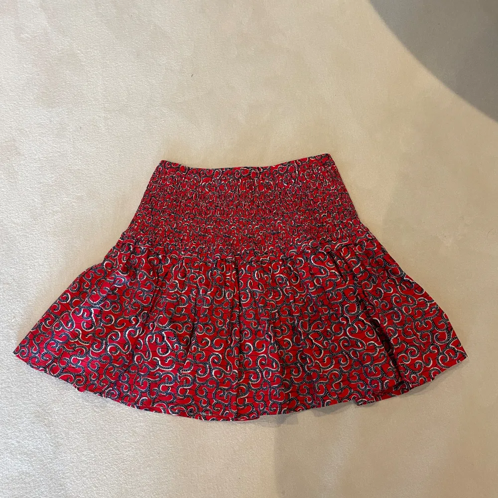 Jättefin röd kjol med blått mönster, köpt på pepejeans för fyra år sedan. Nypris 600kr, inga defekter, använd fåtal gånger, så gott som nyskick. . Kjolar.