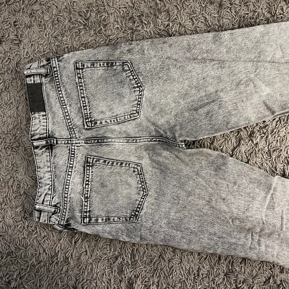 Jättefina stentvättade jeans i en vacker grå färg🩶säljer på grund av att de är för små för mig och trivs inte riktigt i modellen längre tyvärr🤍bra längd i benen🖤storleken är 158 men de har passat utmärkt på mig som vanligtvis har storleken XS/36🩶. Jeans & Byxor.