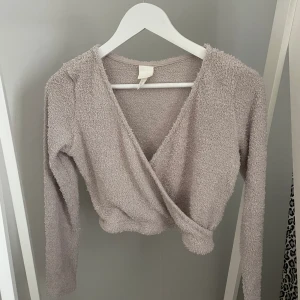 Croppad tröja - Beige croppad tröja från HM i ”teddymaterial”, storlek M men liten i storleken. Använd fåtal gånger så mycket bra skick!✨ Köparen står för frakten, kan mötas upp i Kalmar!