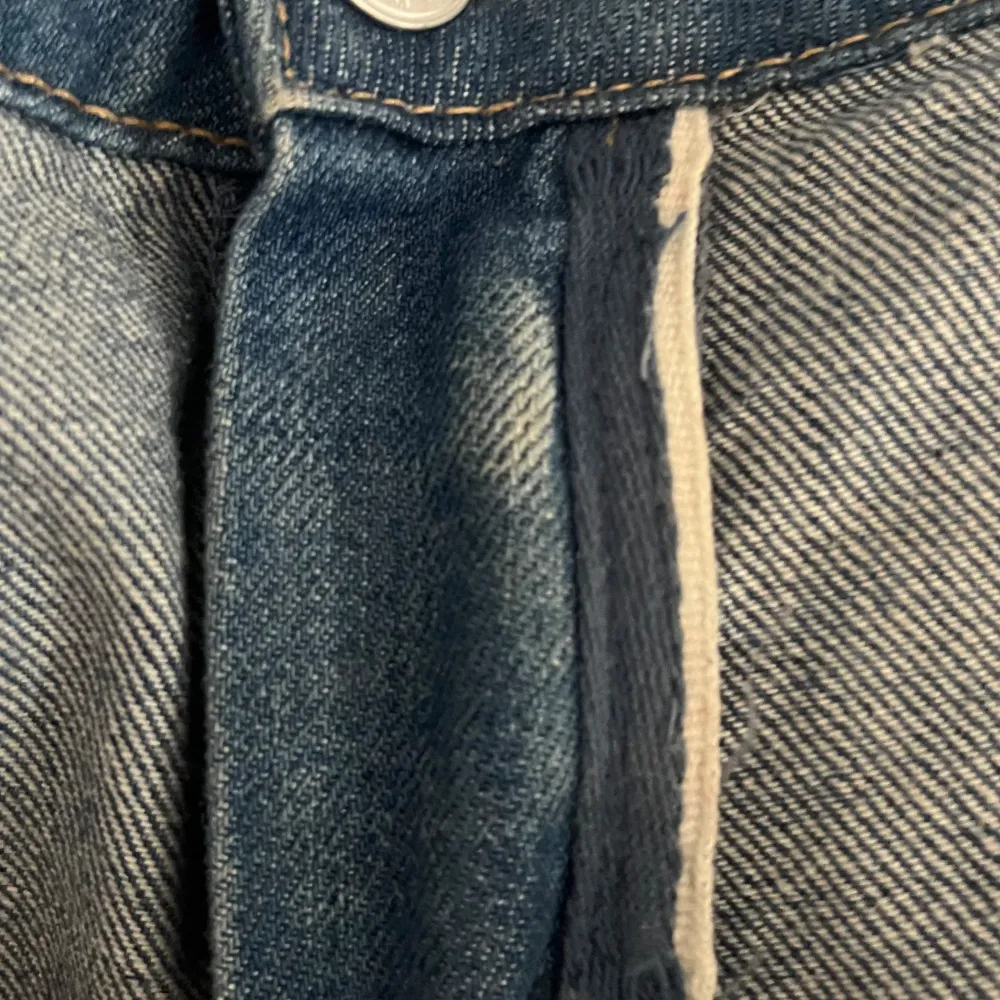 Säljer dessa coola jeans med utsydd slit på sidan. Storlek 29. Midjemått: 43cm tvärts över  Innebenslängs: 75cm. Påminner mycket om 4o1 sthlms jeans. Lågmidjade med bootcut 💓 tappat lite färg vid gylfen (se sista bild). Jeans & Byxor.