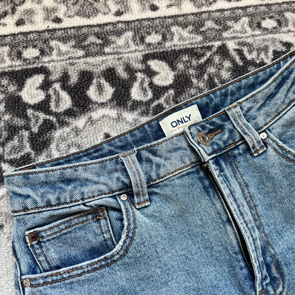 Blåa jeans från Only. Använda fåtal gånger, säljer på grund av att de är aningen små på mig.. Jeans & Byxor.