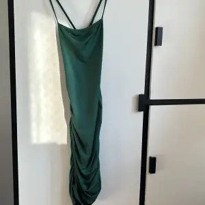 Fin grön klänning med öppen rygg som aldrig använts endast prövat! Om det önskas kan jag ta fler bilder privat och visa de hur det sitter på♥️♥️