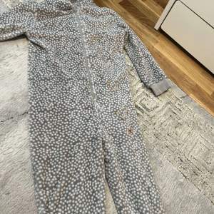 barn pyjamas längd 134 cm för 9 åringar.