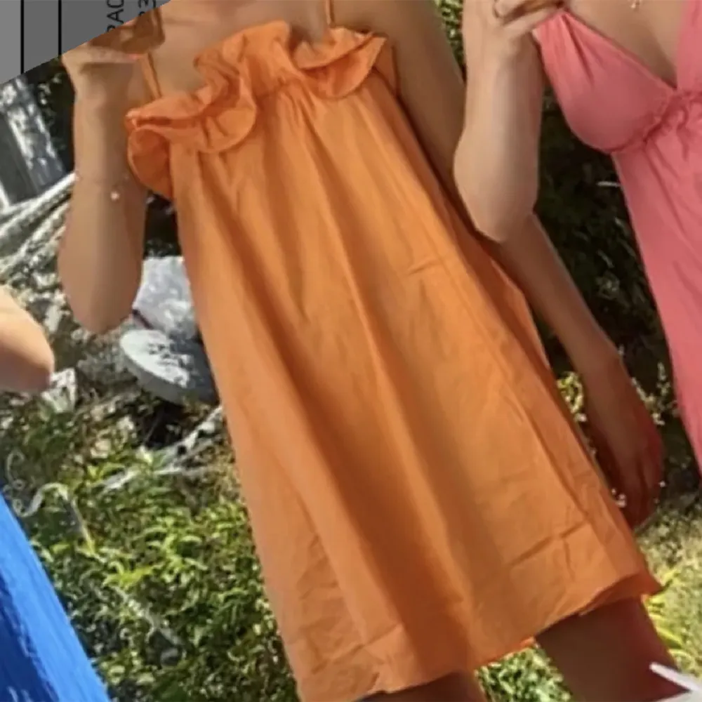 Så vin orange klänning från H&m som aldrig kommit till användning🥰 passar xs/s. Klänningar.