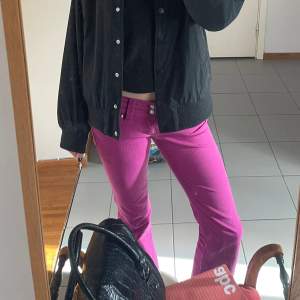 Ascoola rosa/lila lågmidjade bootcut jeans som tyvärr är för små för mig!!🤩🥲Köpta second hand men märket är Green Coast. Innerbenslängd 84 cm och midjemått 40 cm, sitter perfekt i längden på mig som är 175. Skriv för fler bilder eller frågor🥰